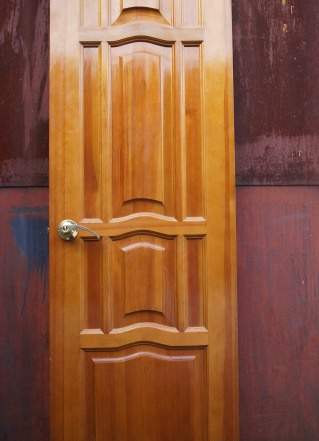 Двери: деревянные и пластиковая, с замками