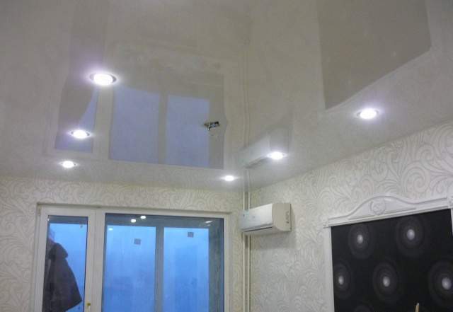 Натяжной потолок зеркальный с led освещением