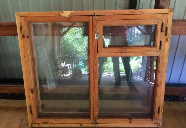 Окно деревянное с металлической решеткой