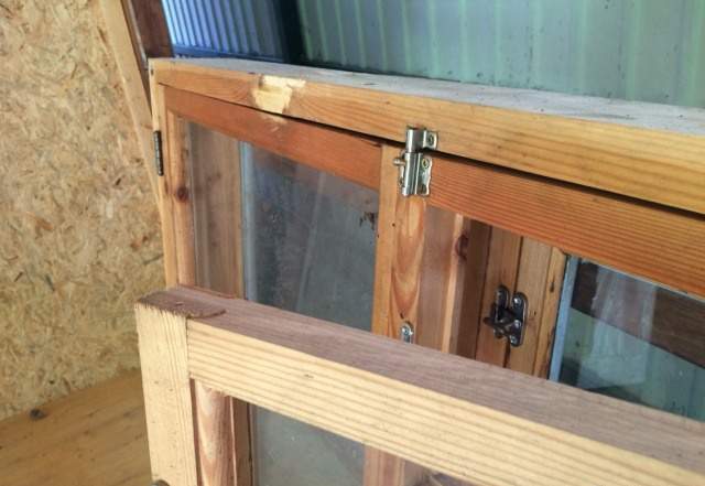 Окно деревянное с металлической решеткой