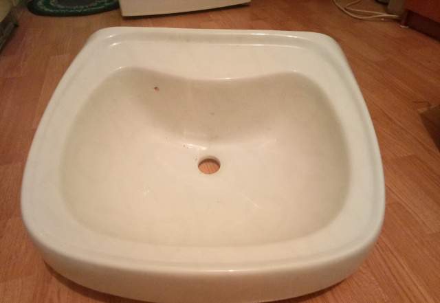 Белая фарворовая раковина с подставкой в ванную ко