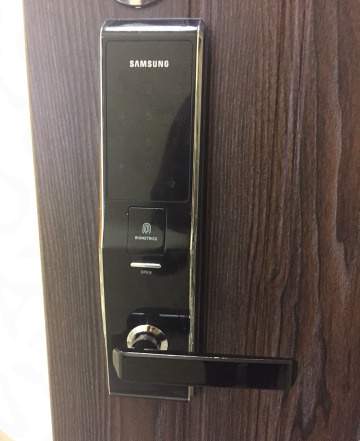 Дверь с биометрическим замком «Samsung»