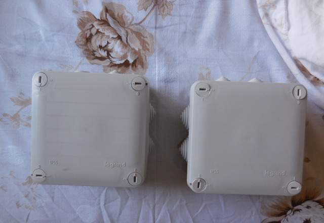 2 распаечных коробки Legrand IP55 пластик