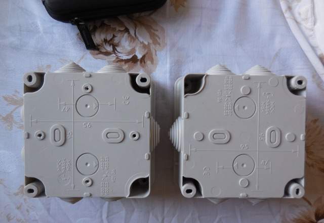 2 распаечных коробки Legrand IP55 пластик