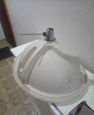 Раковина италия в ванную со сливом.керамика