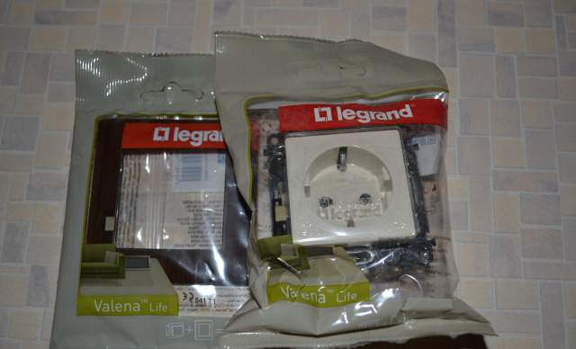Розетка электрическая Legrand + рамка
